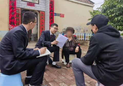 河南省义马市检察院干警对一起因为宅基地引发的纠纷进行调解